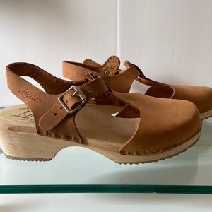 Lotta’s from Stockholm Low T-Bra clogs